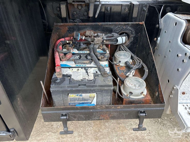 2013-peterbilt-348-image-26