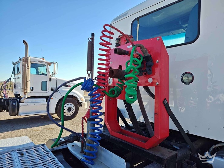 2015-peterbilt-567-image-5