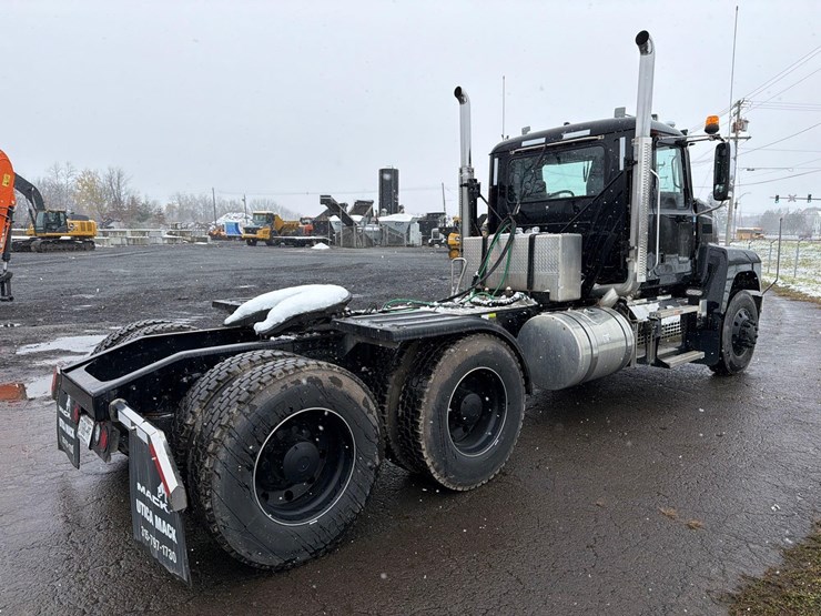 2024-mack-pi64t-pinnacle-truck-tractor-vn:1m1pn4gy4rm014914-image-4
