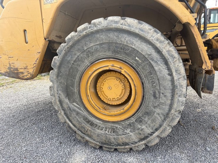 2011-caterpillar-740-image-7