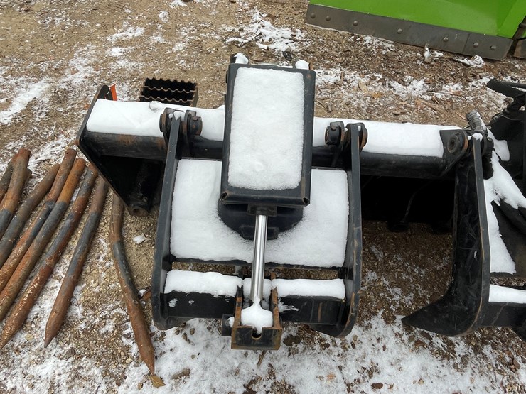 #2703-•-cat-skid-steer-grapple-bucket-(fall-creek,-wi)-image-11