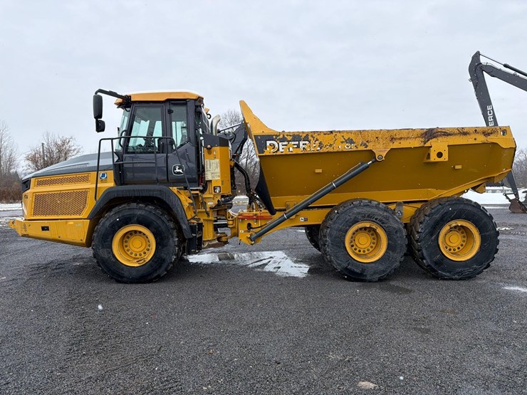 2020-deere-260e-image-1