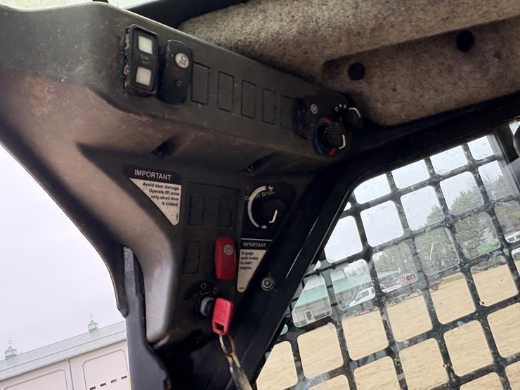 2018-deere-318g-image-12