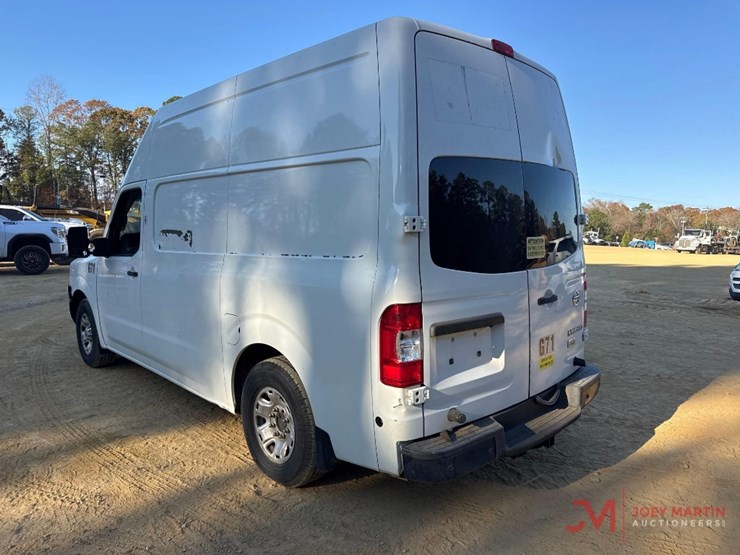 2014-nissan-nv2500hd-image-3