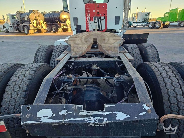 2015-peterbilt-567-image-42