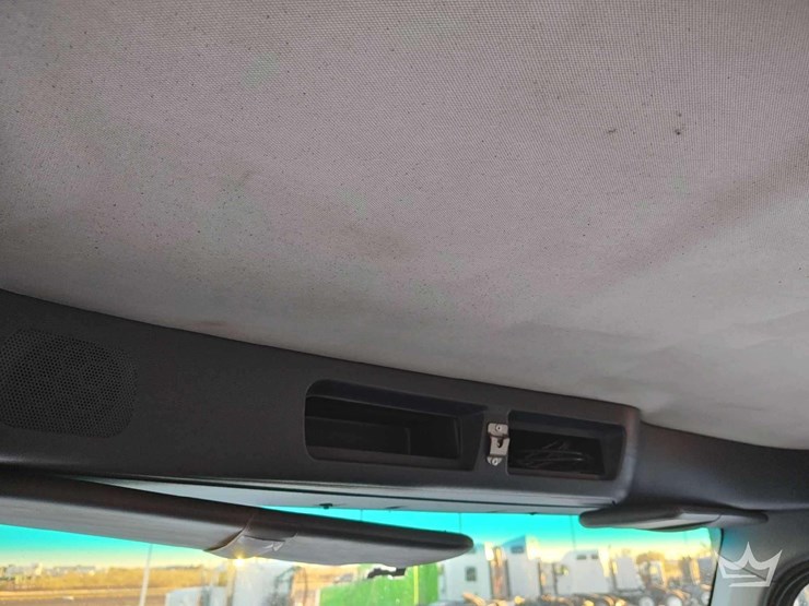 2015-peterbilt-567-image-41