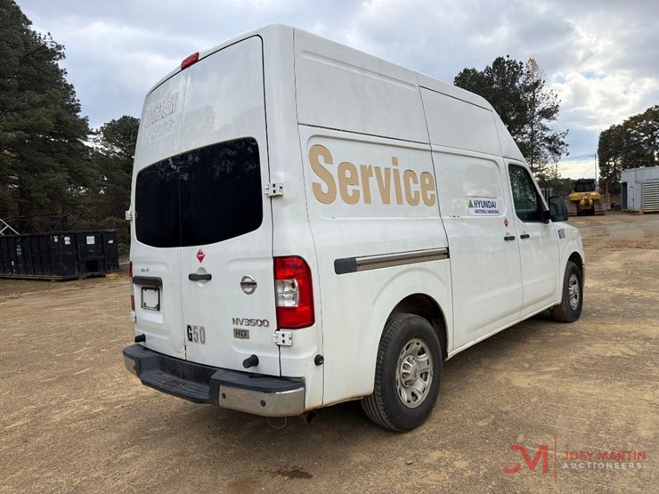 2013-nissan-nv3500hd-image-2