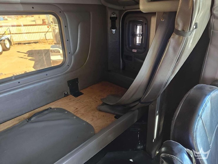 2015-peterbilt-389-image-43