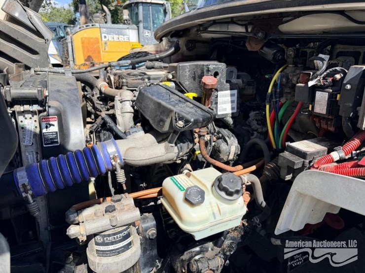 2022-freightliner-m2-box-truck-image-16