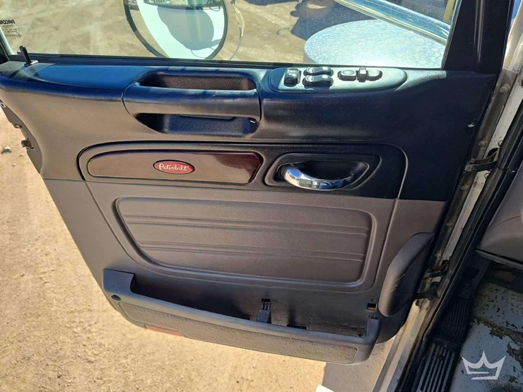 2015-peterbilt-389-image-22