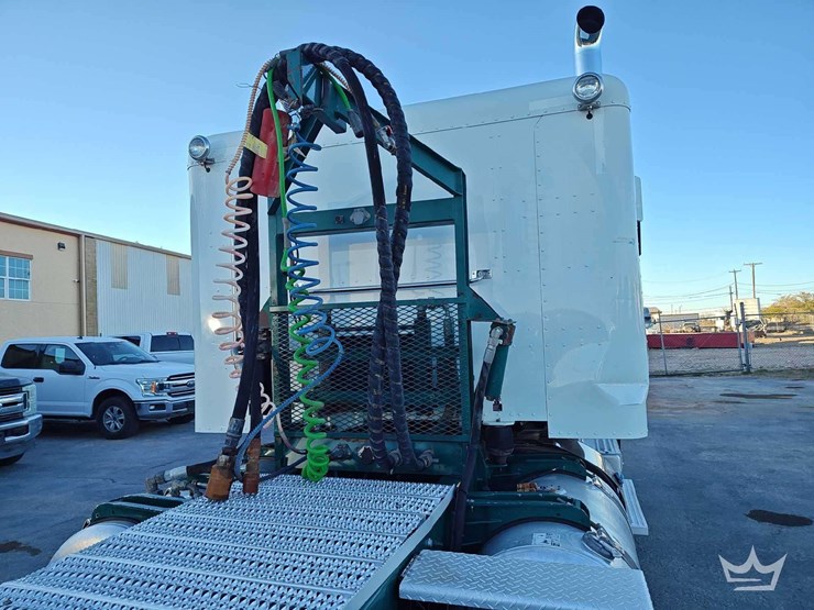 2015-peterbilt-389-image-36