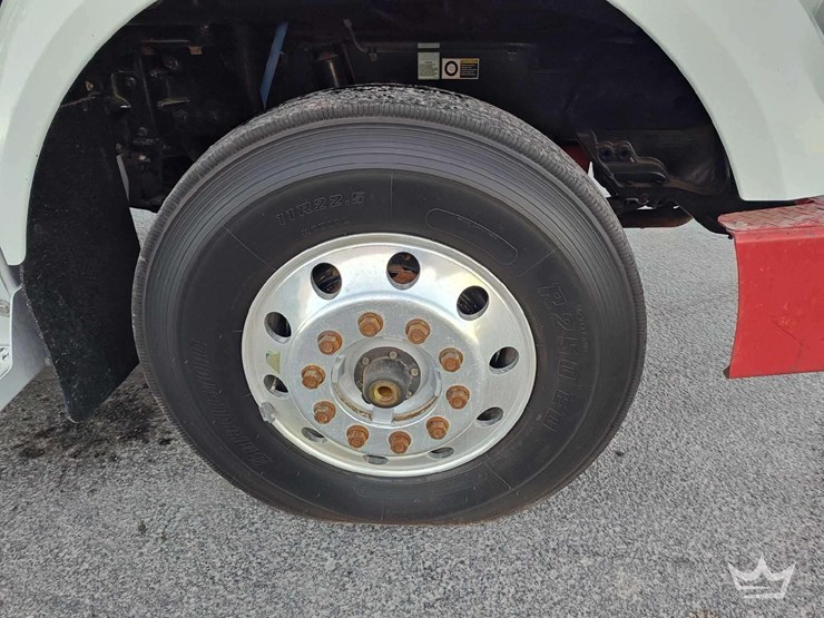 2015-peterbilt-567-image-40