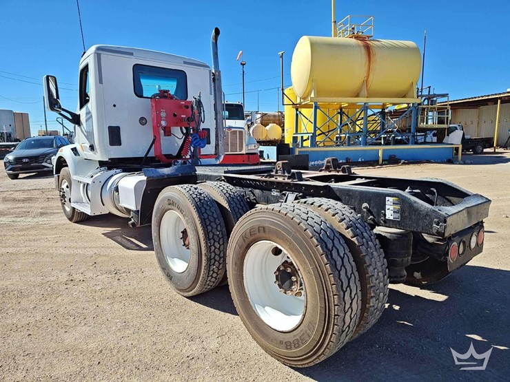 2015-peterbilt-567-image-4