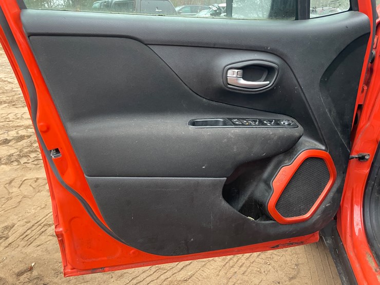 2021-jeep-renegade-image-39