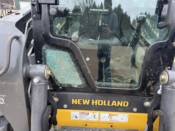 2014-new-holland-l220-image-11