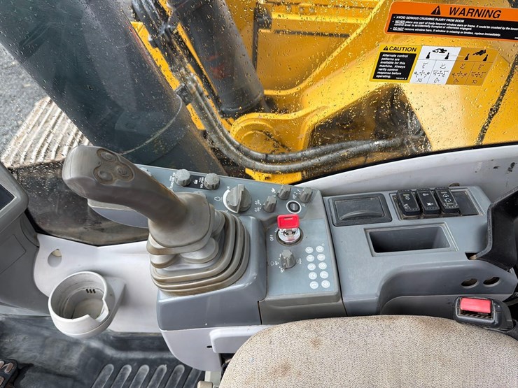 2017-deere-470g-lc-image-28