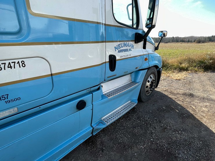 #206-•-2012-freightliner-cascadia-semi-tractor-(title-in-delay)-(denmark,-wi)-image-44