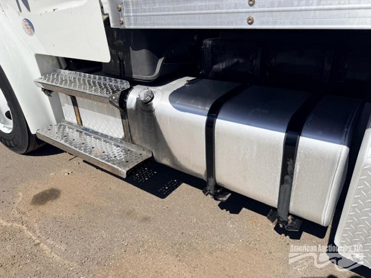 2022-freightliner-m2-box-truck-image-5