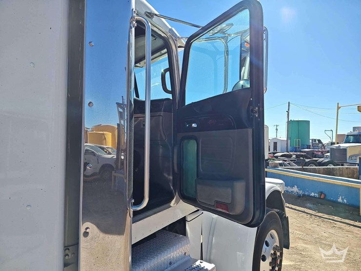 2015-peterbilt-389-image-26