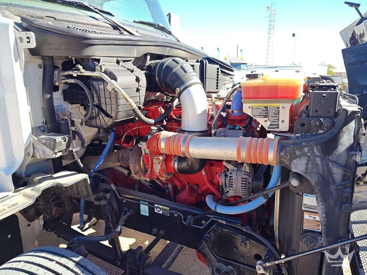 2015-peterbilt-567-image-10