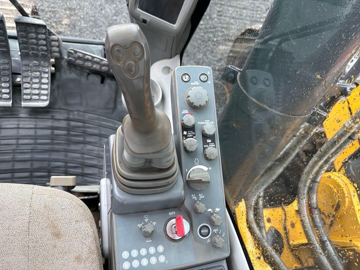 2017-deere-470g-lc-image-29