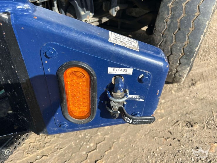 2015-peterbilt-348-image-36