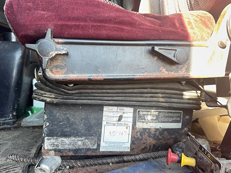 1994-volvo-white-semi-tractor-w/-sleeper,-detroit-diesel,-365hp,-10-speed,-miles-unknown,-*4v1wdbrh1rn679717*-not-running,-no-title-image-24