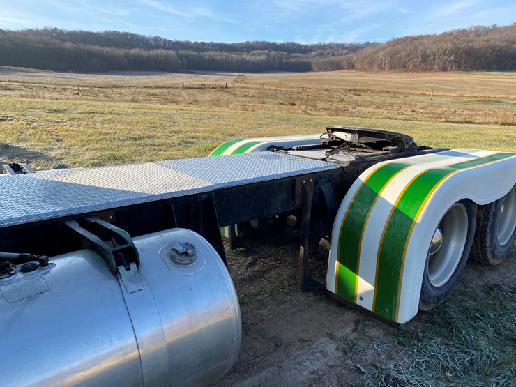 #1010-•-1984-peterbilt-sleeper-cab-semi-(has-wi-title)-(colfax,-wi)-image-24