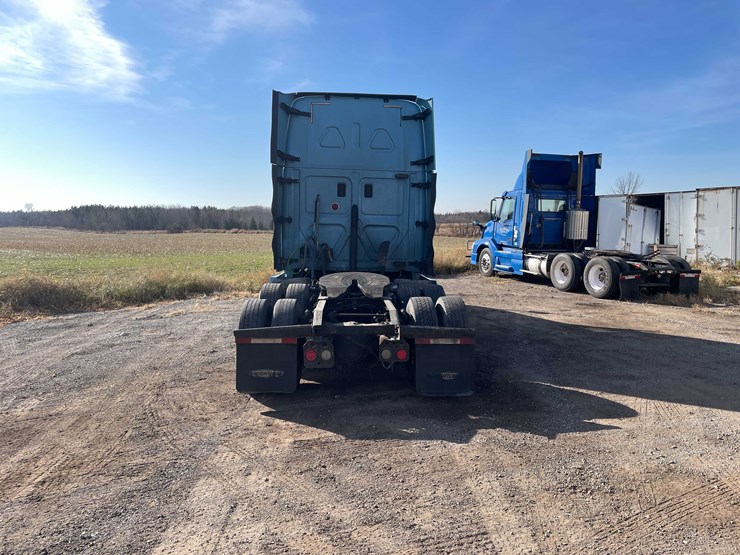 #206-•-2012-freightliner-cascadia-semi-tractor-(title-in-delay)-(denmark,-wi)-image-5