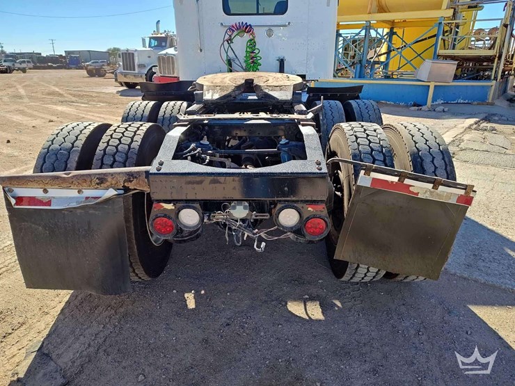 2015-peterbilt-389-image-40