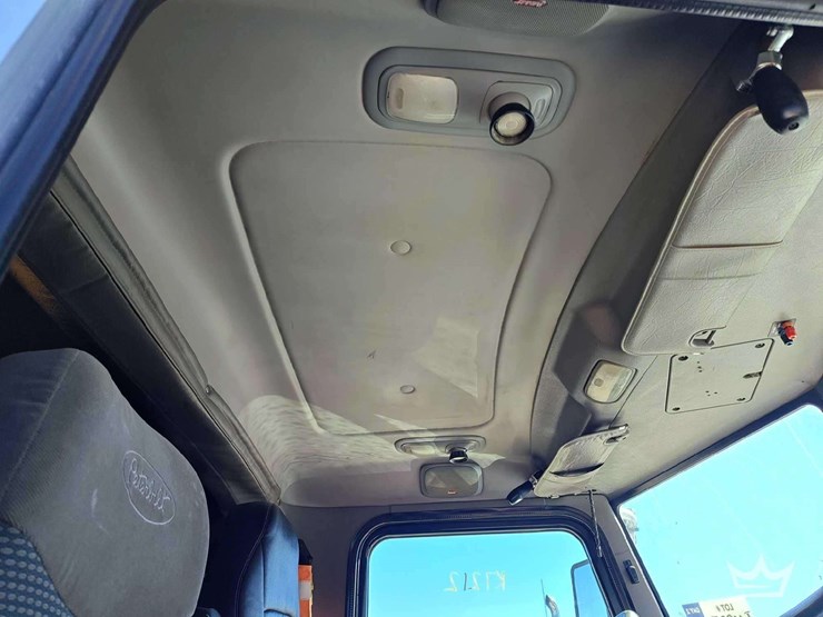 2016-peterbilt-389-image-22