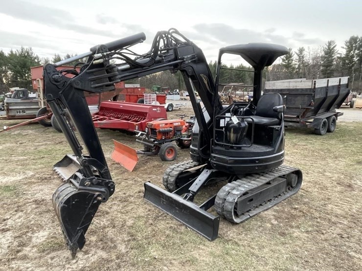 komatsu-28uu-2-mini-excavator-image-1