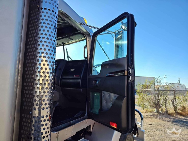 2011-kenworth-t800-image-19