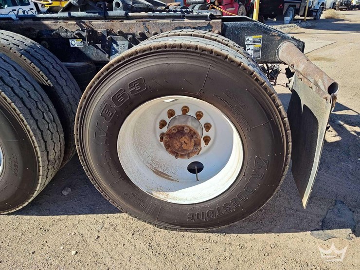 2015-peterbilt-389-image-47