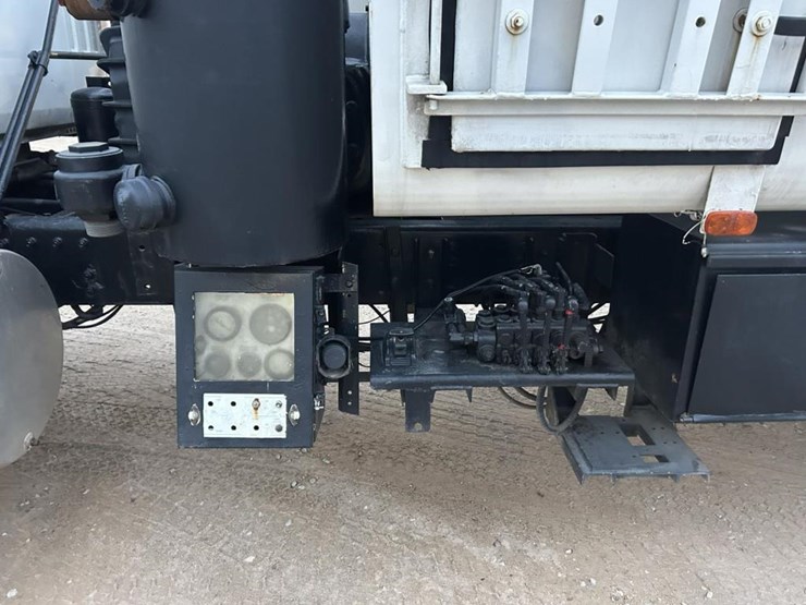 #1432-•-1992-volvo-(white-gmc)-vac-truck-image-17