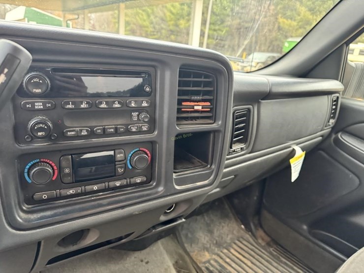 2005-chevy-silverado-2500-hd-pickup-image-15