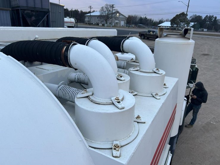 #1432-•-1992-volvo-(white-gmc)-vac-truck-image-36