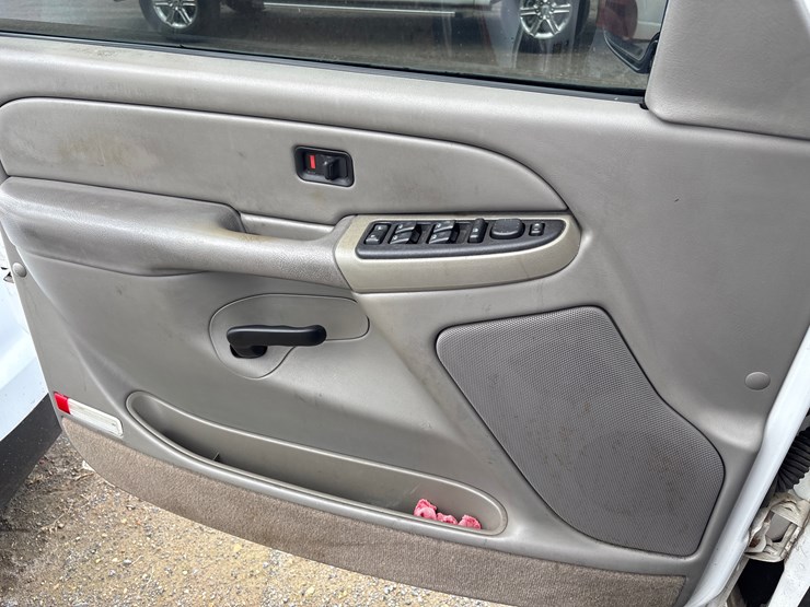 2005-chevrolet-tahoe-image-9