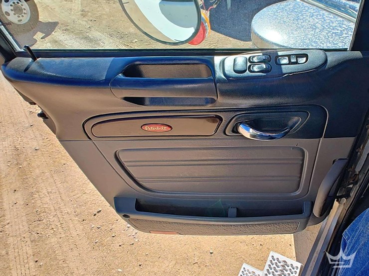 2016-peterbilt-389-image-25