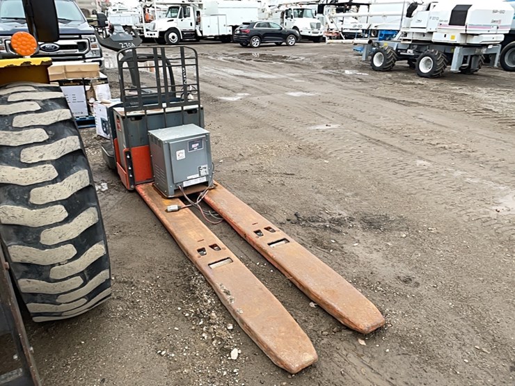 2017-toyota-8hbe30-image-2