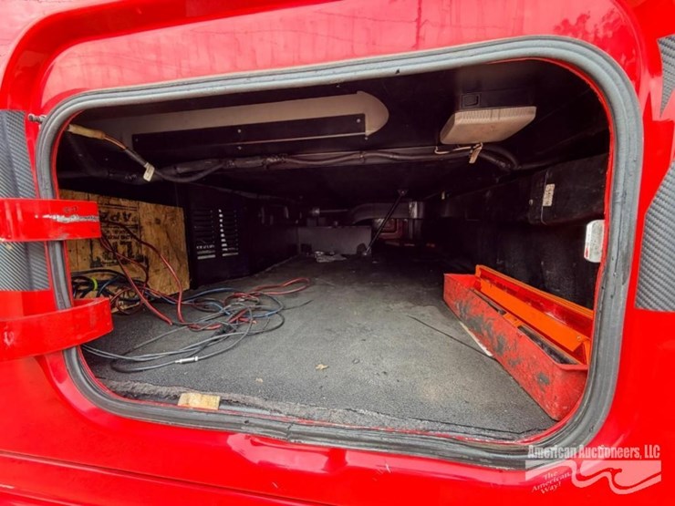 2014-peterbilt-587-image-9