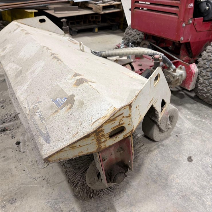 2015 VENTRAC BHB580 BROOM LAWN & GARDEN TRACTOR ATTACHMENTS SN:HB58AB2511