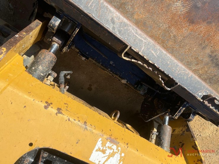 2015-caterpillar-259d-image-11