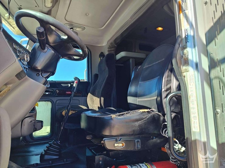 2015-peterbilt-389-image-12
