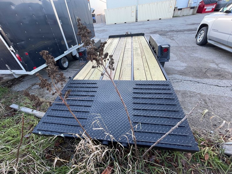 #1394-•-17'-tilt-deck-(no-title)-(of)-image-5