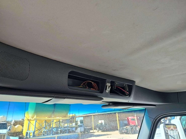 2015-peterbilt-389-image-30