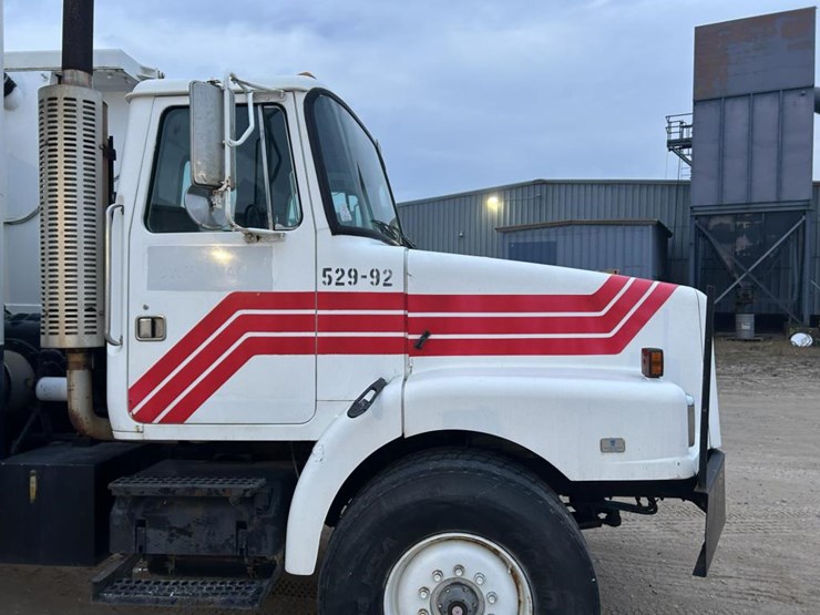 #1432-•-1992-volvo-(white-gmc)-vac-truck-image-12