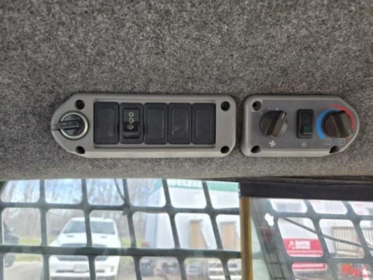 2012-bobcat-s185-image-33