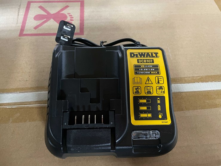 #8720-•-new-dewalt-green-self-leveling-360-degree-laser-(t14)-image-2