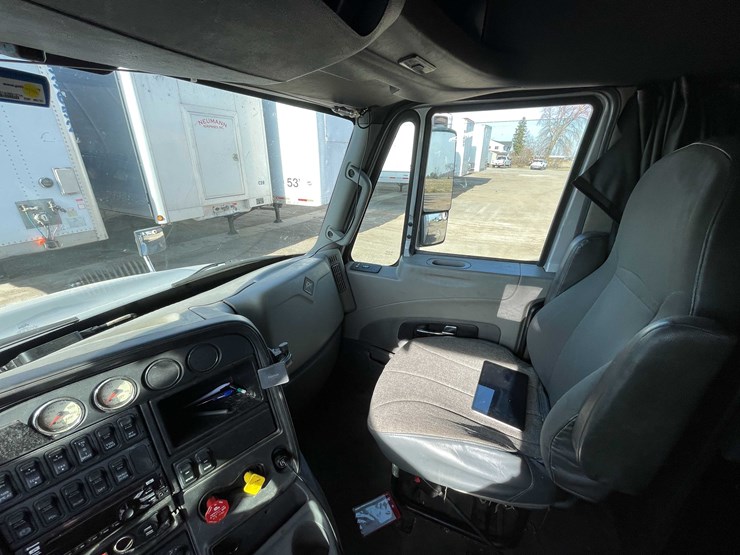 #200-•-2016-international-semi-tractor-(title-in-delay)-(denmark,-wi)-image-53